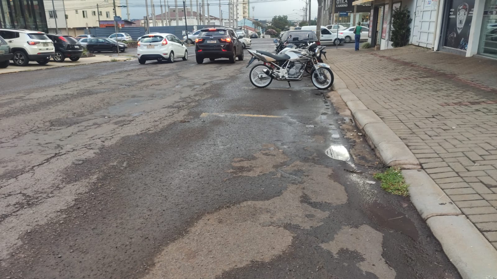 Queda de energia na Avenida Carlos Gomes deixa comércio e trânsito prejudicado Queda de energia na Avenida Carlos Gomes deixa comércio e trânsito prejudicado