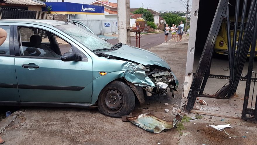 Focus e Strada se envolvem em grave colisão no Bairro Pioneiros Catarinenses
