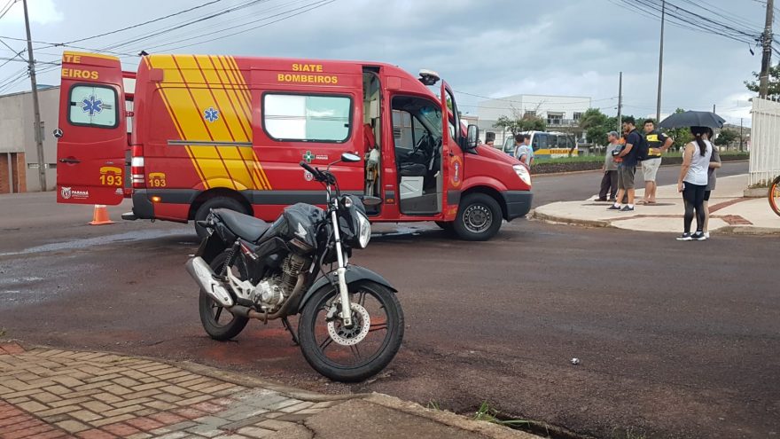 Rapaz de 22 anos fica ferido após colisão entre carro e moto na Av. Carlos Gomes, em Cascavel