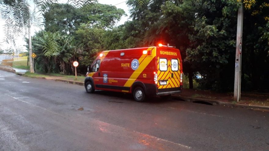 Ciclista de 11 anos fica ferido após bater bicicleta contra ponto de ônibus na Av. Olindo Periolo