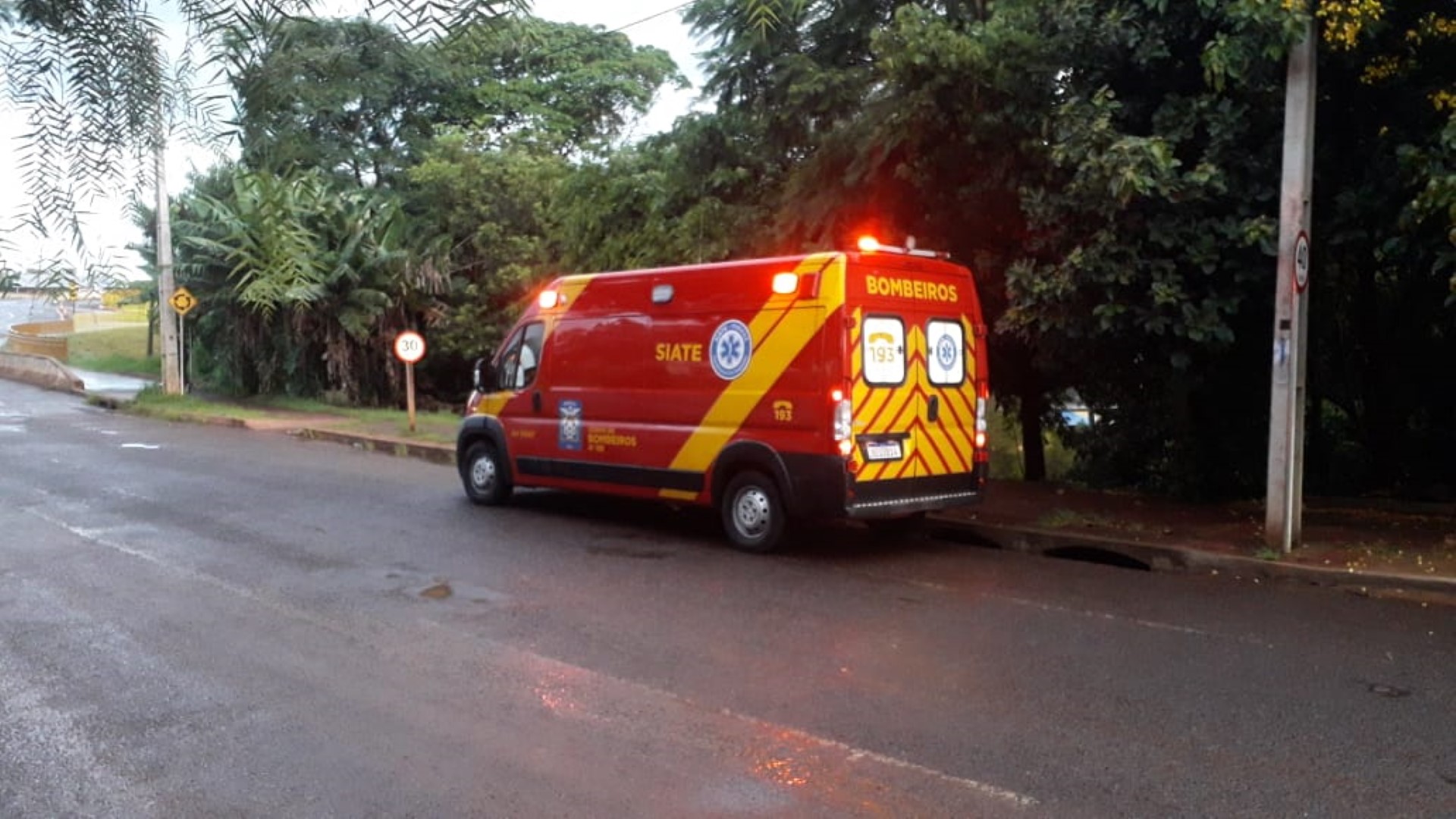 Ciclista de 11 anos fica ferido após bater bicicleta contra ponto de ônibus na Av. Olindo Periolo