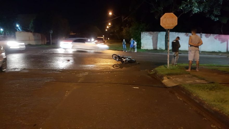 Após forte batida entre carro e moto, motociclista é arremessada cerca de 15 metros