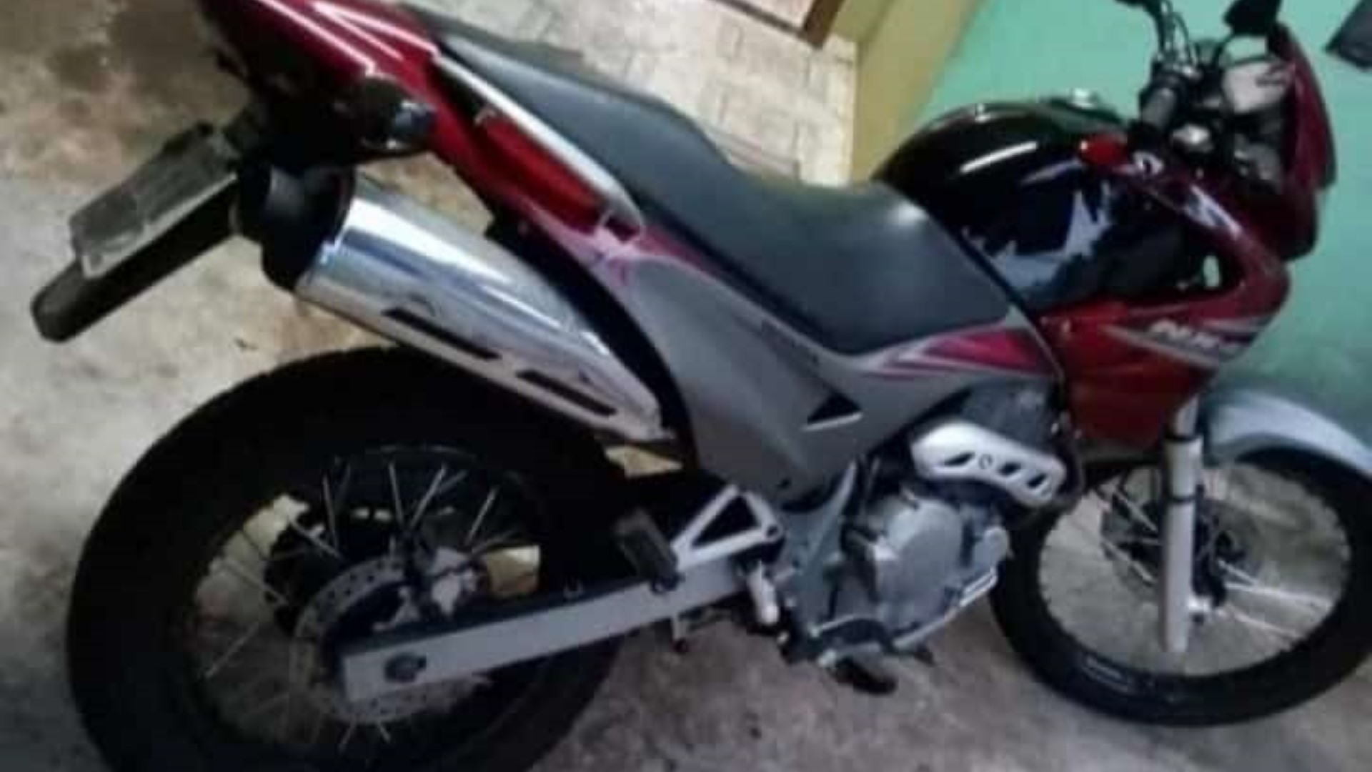 Motocicleta Falcon vermelha é furtada em Cascavel Motocicleta Falcon vermelha é furtada em Cascavel