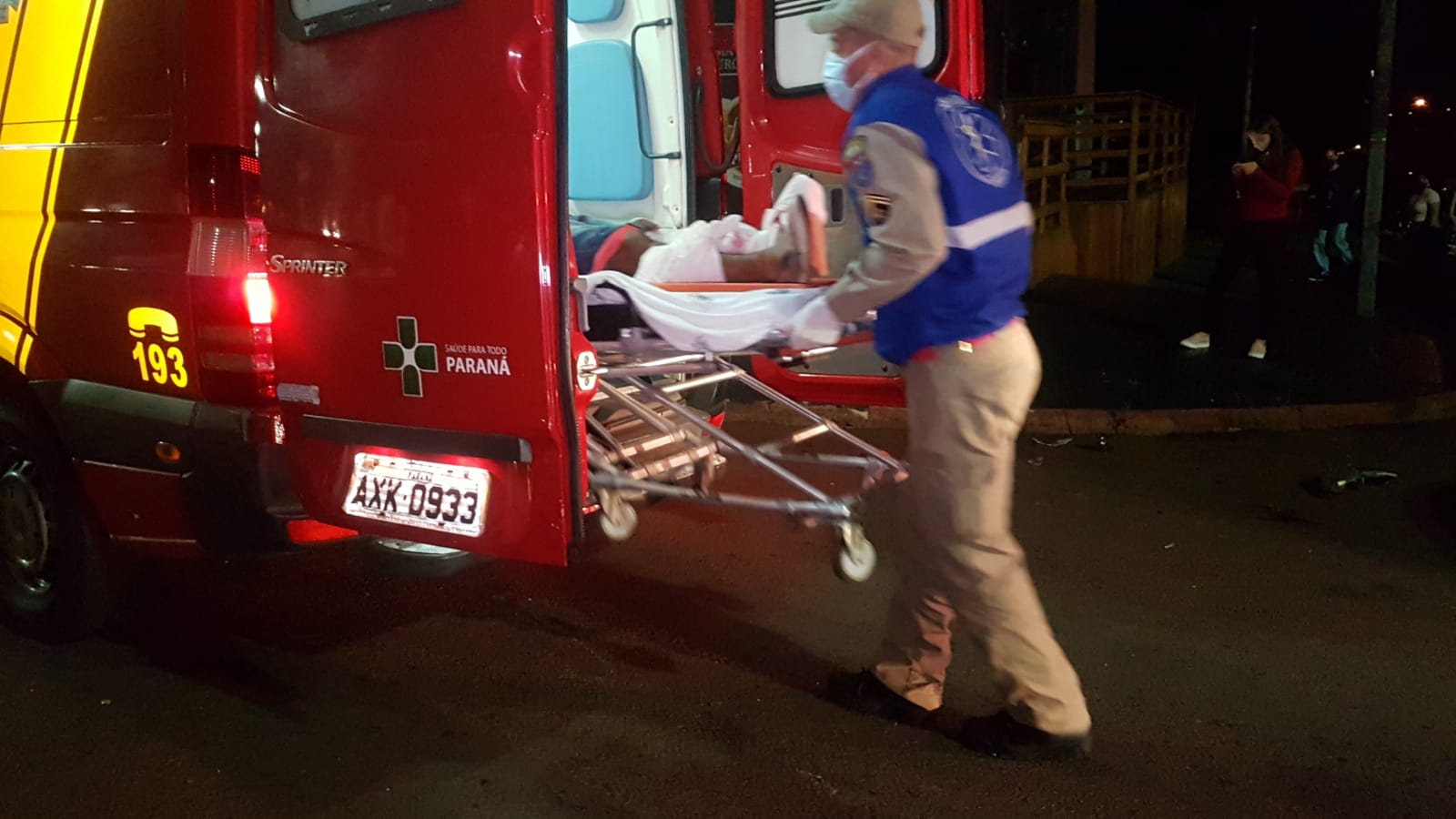 Após grave colisão, motociclista sofre dupla fratura na perna