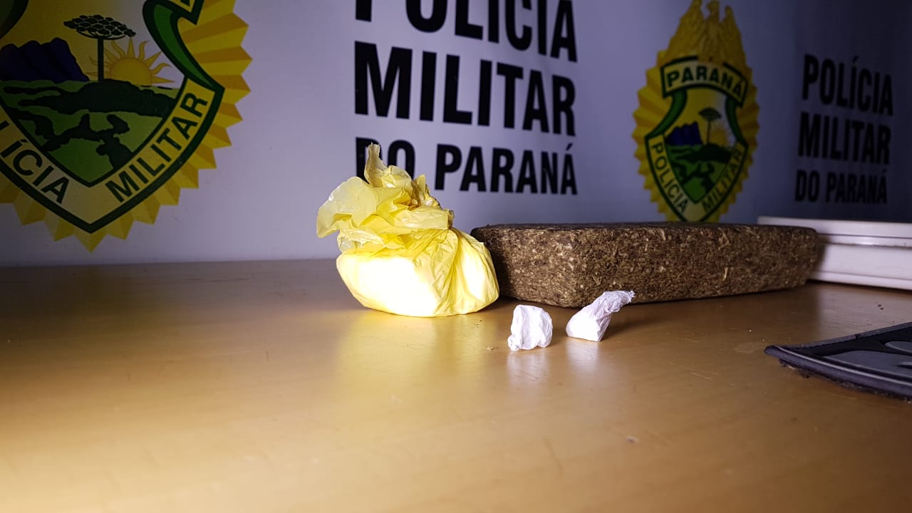 Após denúncias de ameaças, PM detém jovem suspeita por tráfico de drogas Após denúncias de ameaças, PM detém jovem suspeita por tráfico de drogas