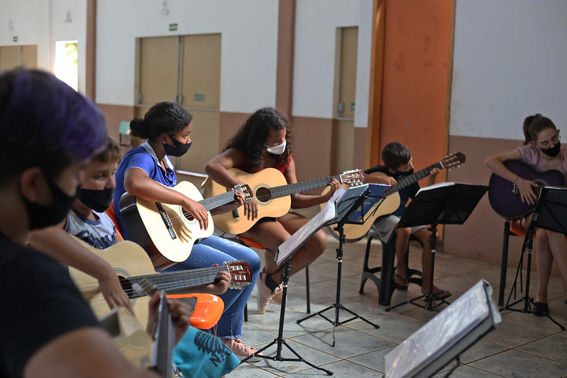 Arte-educadores do Foz Fazendo Arte levam conhecimento cultural aos bairros da cidade