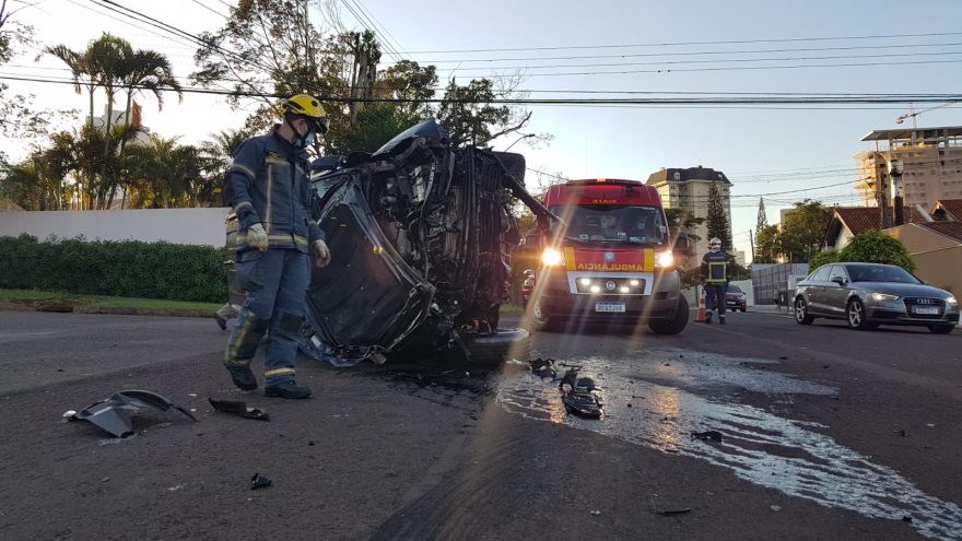 Grave acidente é registrado no Bairro Country; Caminhonetes e poste ficam destruídos