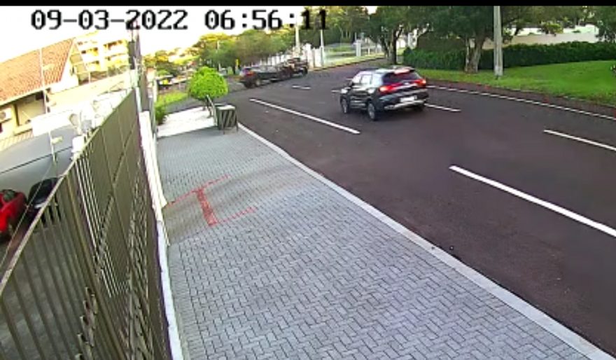 Impressionante: Vídeo mostra gravíssima colisão entre caminhonetes no Country