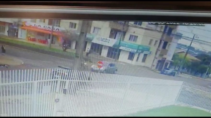 Vídeo mostra carro avançando a Avenida Carlos Gomes e batendo contra moto no Universitário