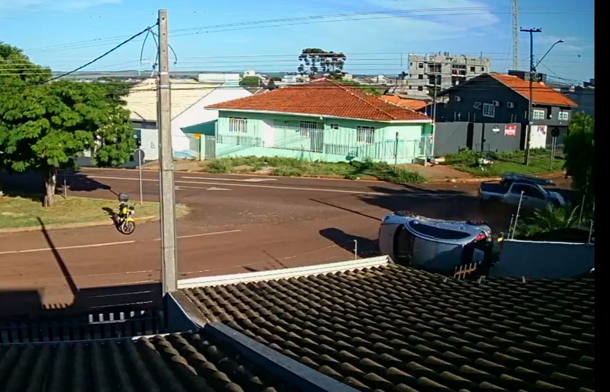 Vídeo mostra carro capotando várias vezes após colisão no Bairro Canadá