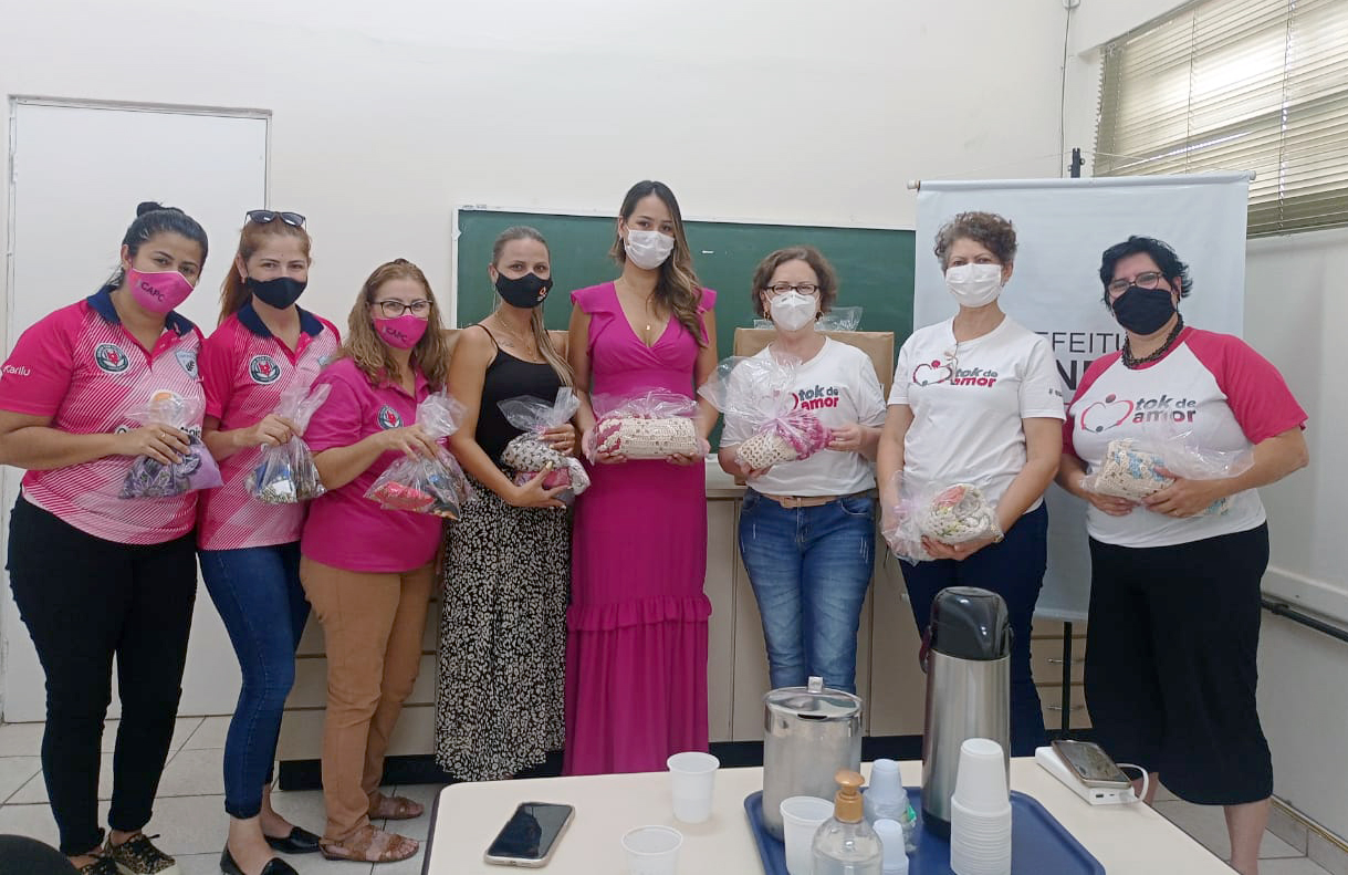 Secretaria da Mulher doa lenços e tapetes para mulheres com câncer