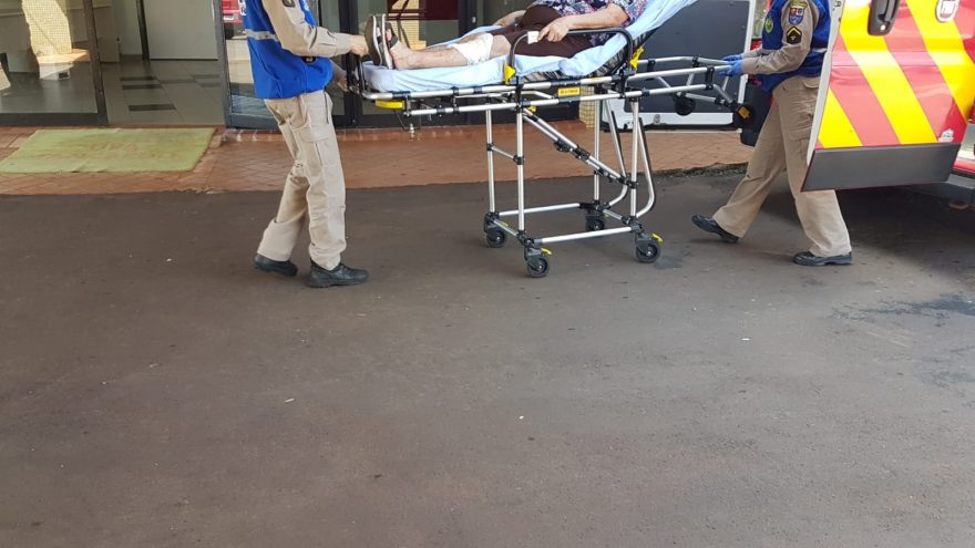 Idosa de 74 anos fica ferida ao sofrer queda no Santo Onofre