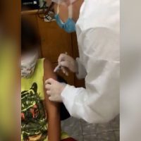 Imagem referente a Após aplicação falsa e grande confusão, menino recebe dose da Covid-19