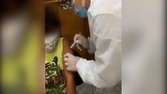 Após aplicação falsa e grande confusão, menino recebe dose da Covid-19