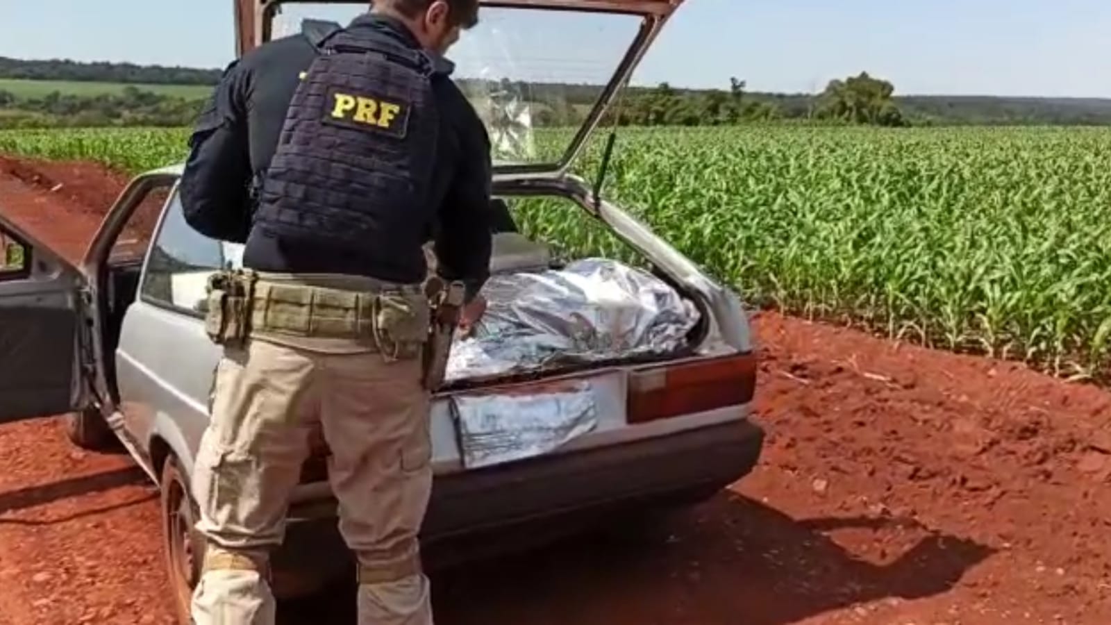 Queijo Paraguaio? PRF prende mulher transportando cigarros disfarçados de queijo