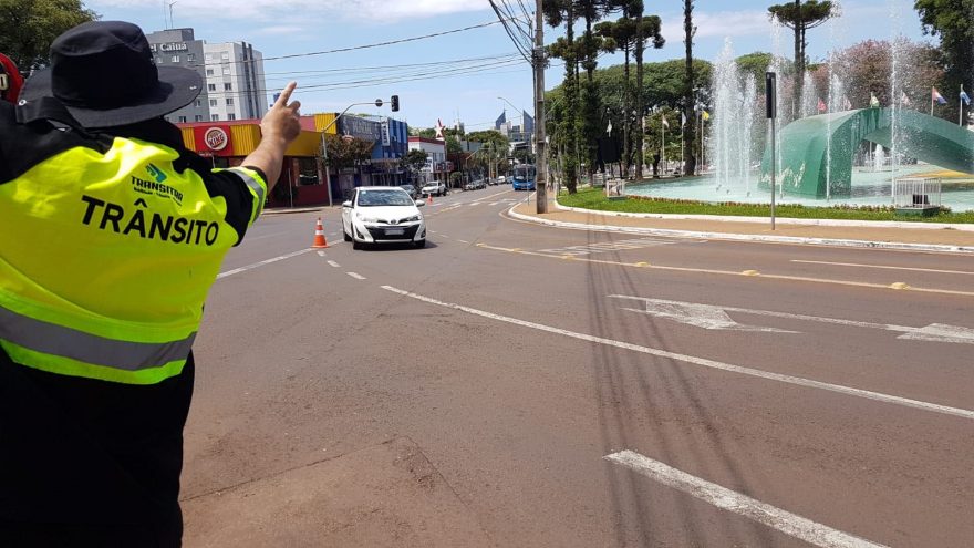 Mesmo com fiscalização da Transitar, motoristas fazem conversão à esquerda e são autuados na Praça do Migrante