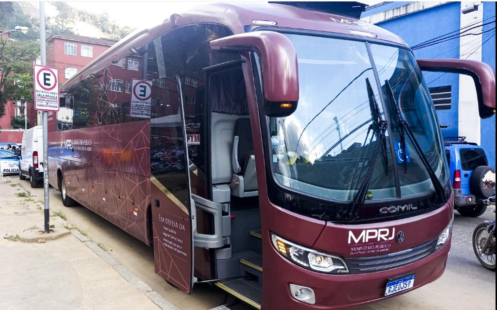 Parceria do MPRJ e Detran.RJ, ônibus que emite documentos para desabrigados de Petrópolis passa a atender no Alto da Serra
