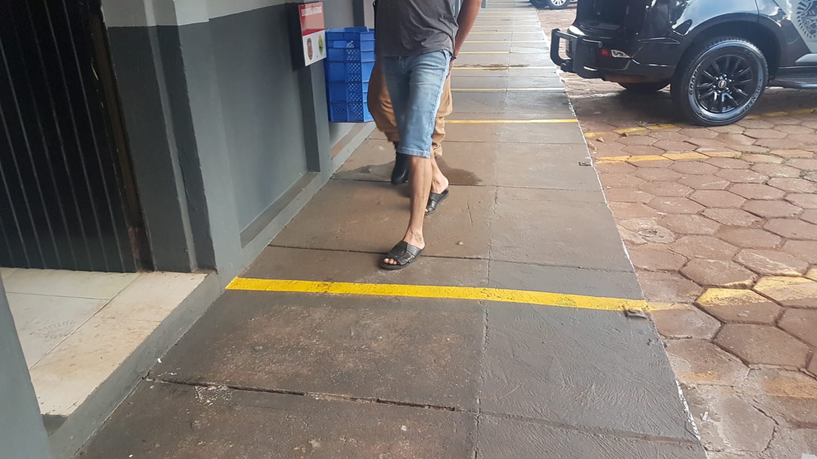 Homem é levado por equipes do Choque até a delegacia Homem é levado por equipes do Choque até a delegacia