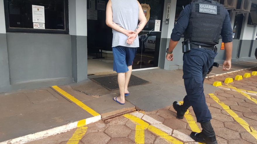 Detido com mandado de prisão por furto em aberto é levado até a delegacia