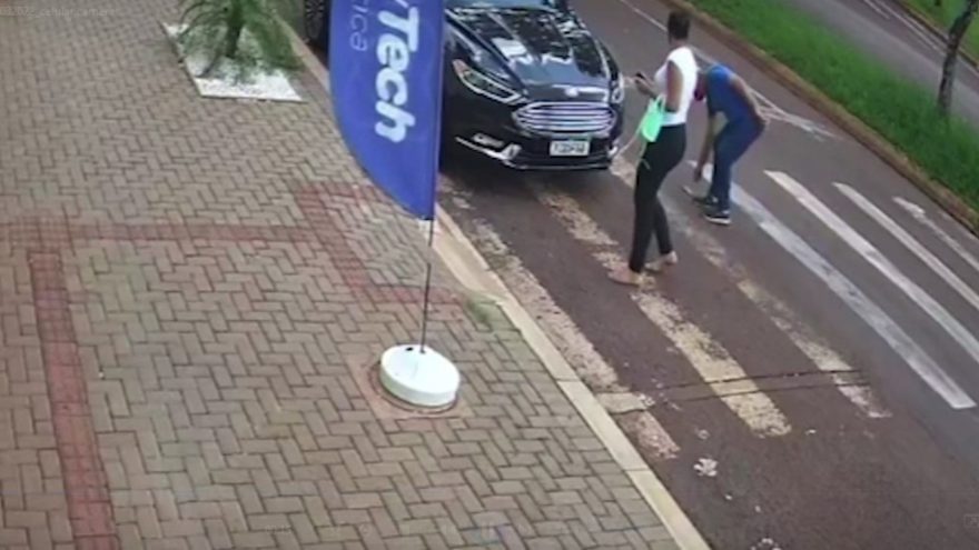 Populares encontram celular caído, dono do aparelho pede ajuda para entrar em contato com quem encontrou