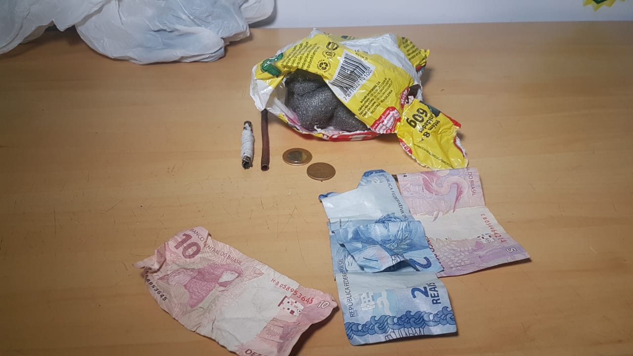 Homem tenta furtar palha de aço e sardinha e é flagrado Homem tenta furtar palha de aço e sardinha e é flagrado
