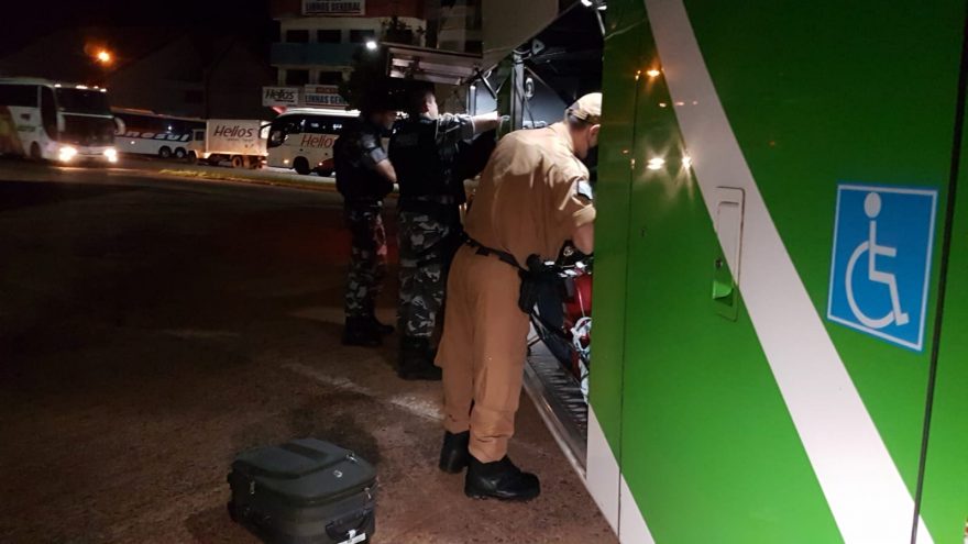 Equipes da Polícia Militar fazem abordagem rotineira na Rodoviária