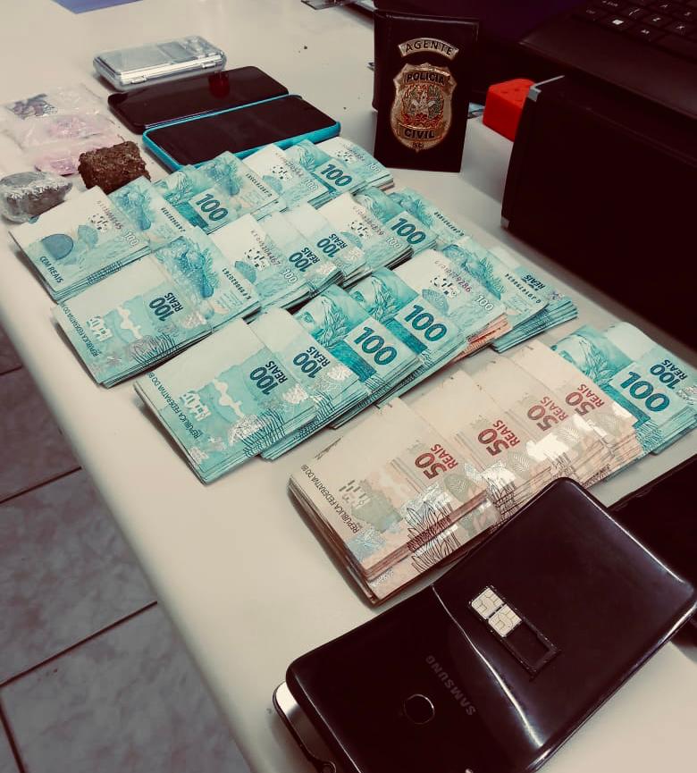 Polícia Civil efetua prisões e apreende drogas sintéticas e dinheiro em Palhoça
