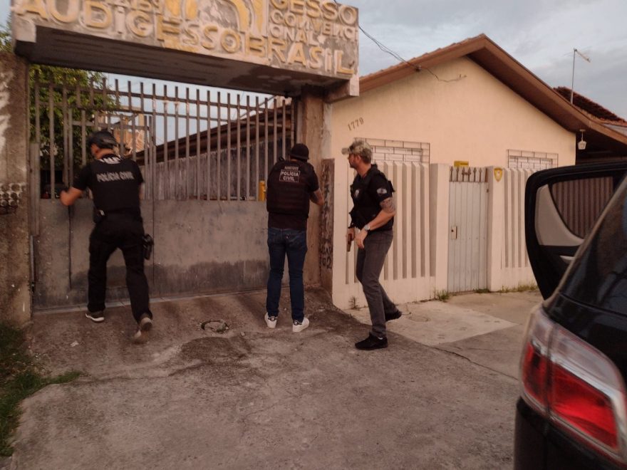 PCPR cumpre mandados em operação contra homicídio tentado em Curitiba; autor utilizou uma faca e um tijolo