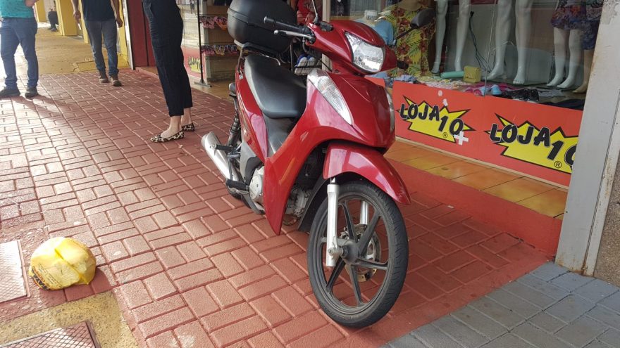 Moto é atingida na traseira por carro na Rua Rio Grande do Sul