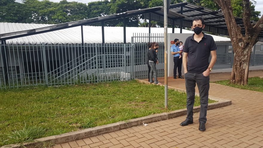 Em razão de falta de profissionais, pais fazem manifestação no Cmei Valério Baratter