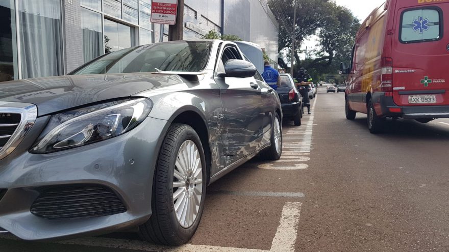 Celta e Mercedes se envolvem em colisão de trânsito na Rua Erechim, no Centro