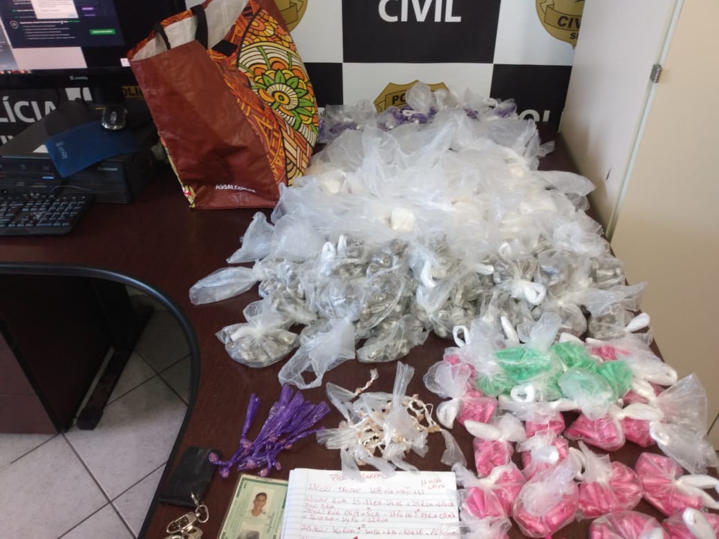 Polícia Civil prende trio e apreende mais de 2,5 mil porções de drogas em Itanhaém