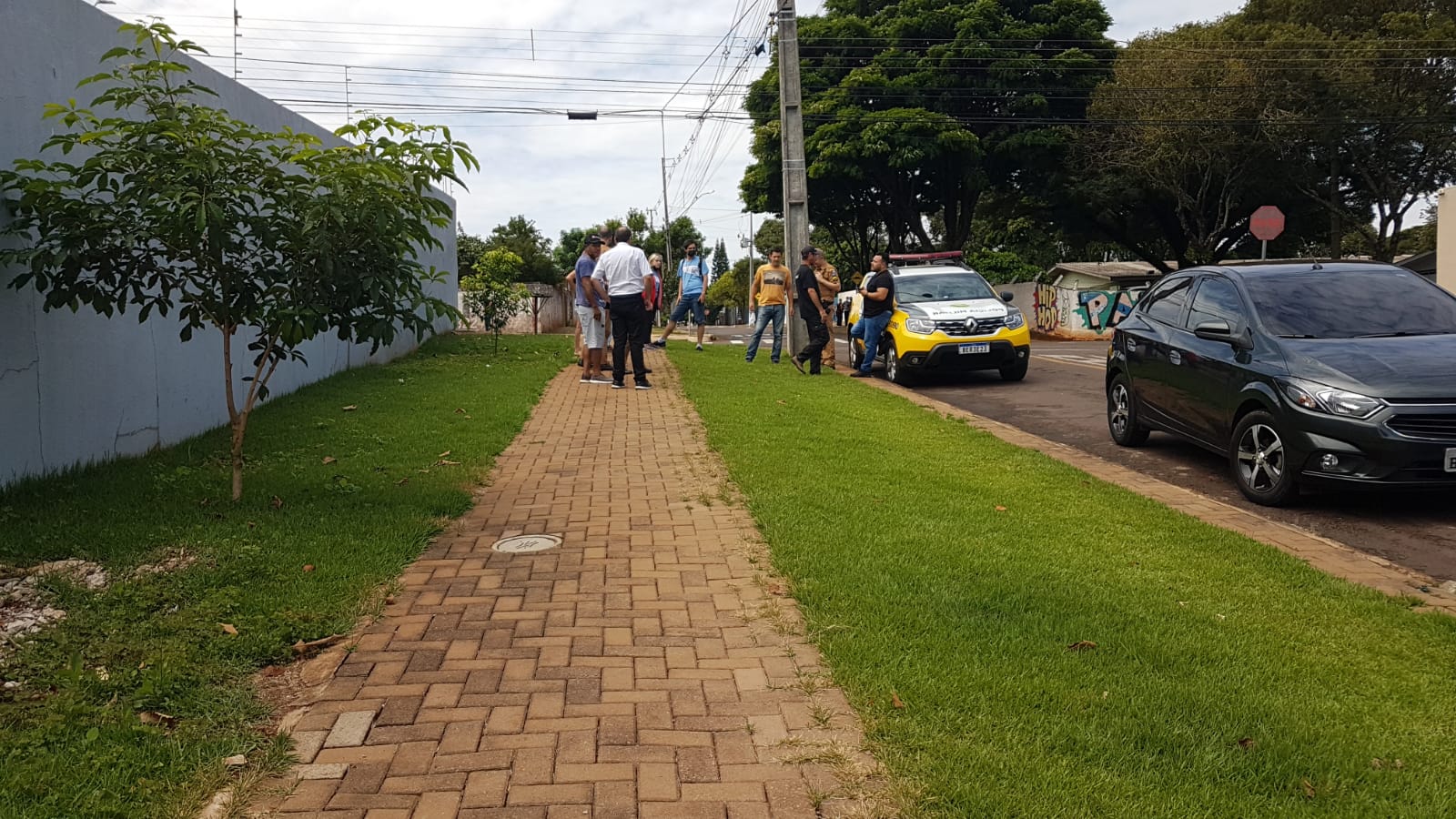 Homens armados roubam Sandero na Rua Souza Naves