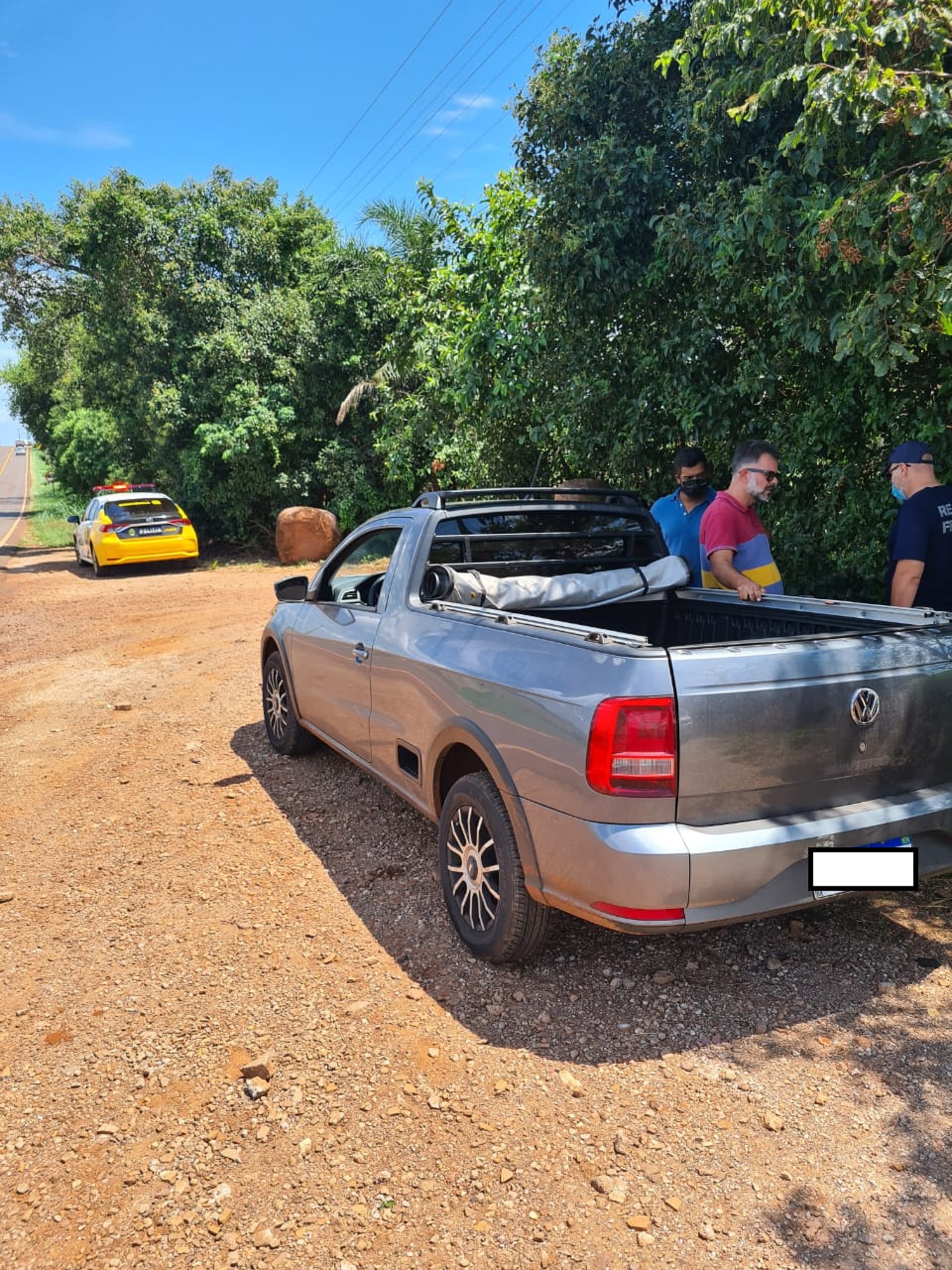 Carro que transportava celulares em compartimento no para-choque é periciado em Cascavel