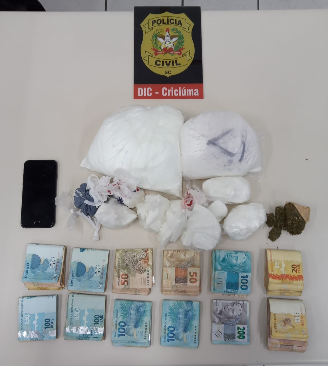 Polícia Civil apreende adolescente e drogas em operação em Criciúma