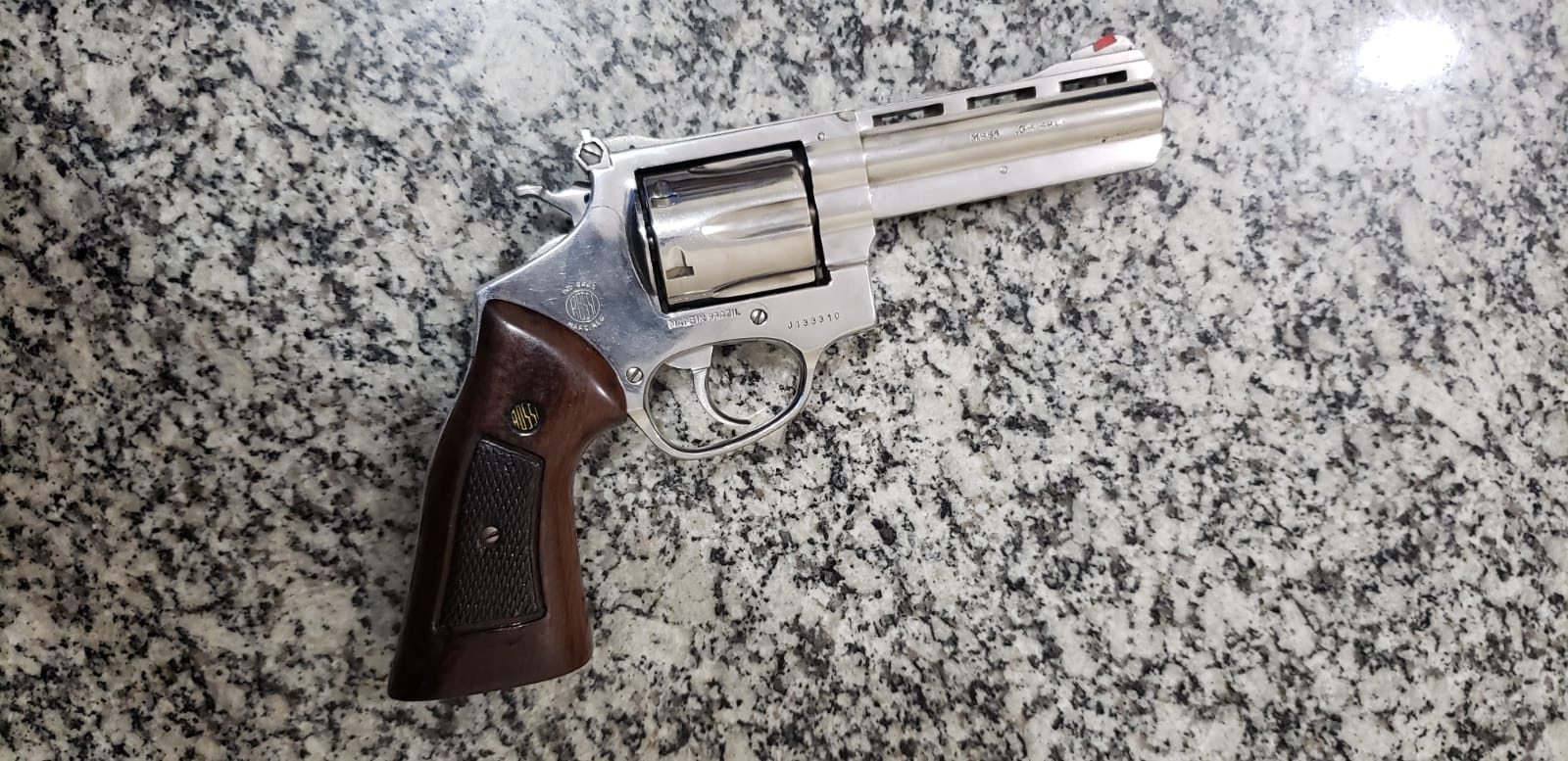 Após prender quatro criminosos, Polícia Civil localiza arma de fogo utilizada em sequestro