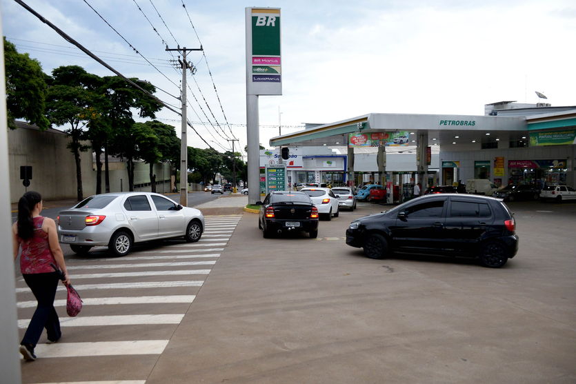 Procon de Arapongas fiscaliza postos de combustíveis; vídeo