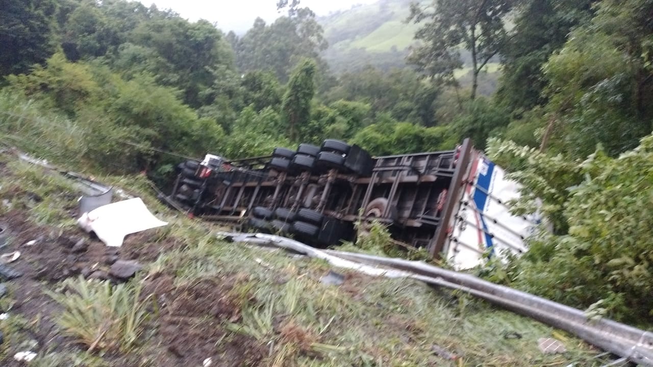 Gravíssimo acidente deixa ao menos duas vítimas fatais na BR-277 Gravíssimo acidente deixa ao menos duas vítimas fatais na BR-277