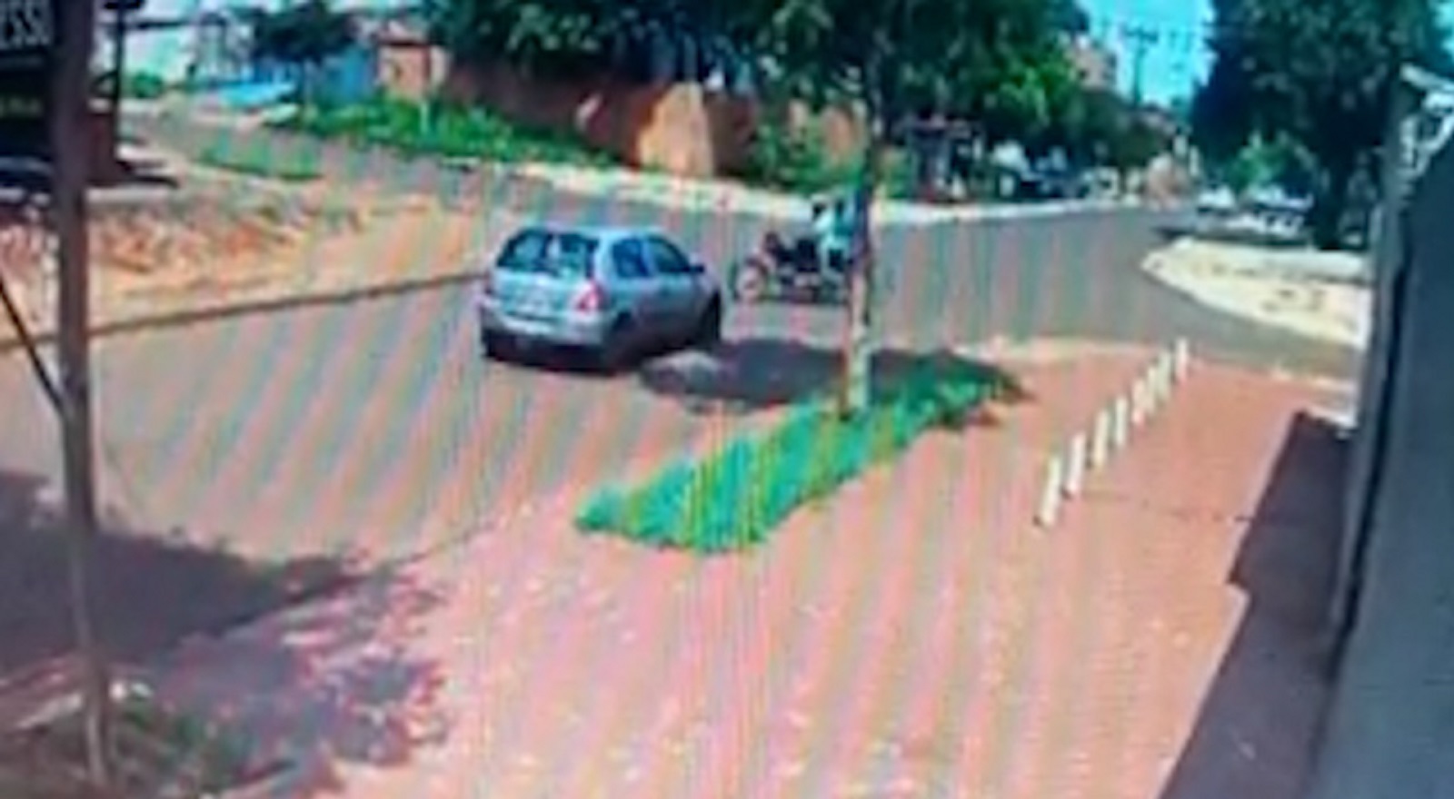 Câmera de segurança flagra acidente registrado no Bairro Morumbi, em Cascavel