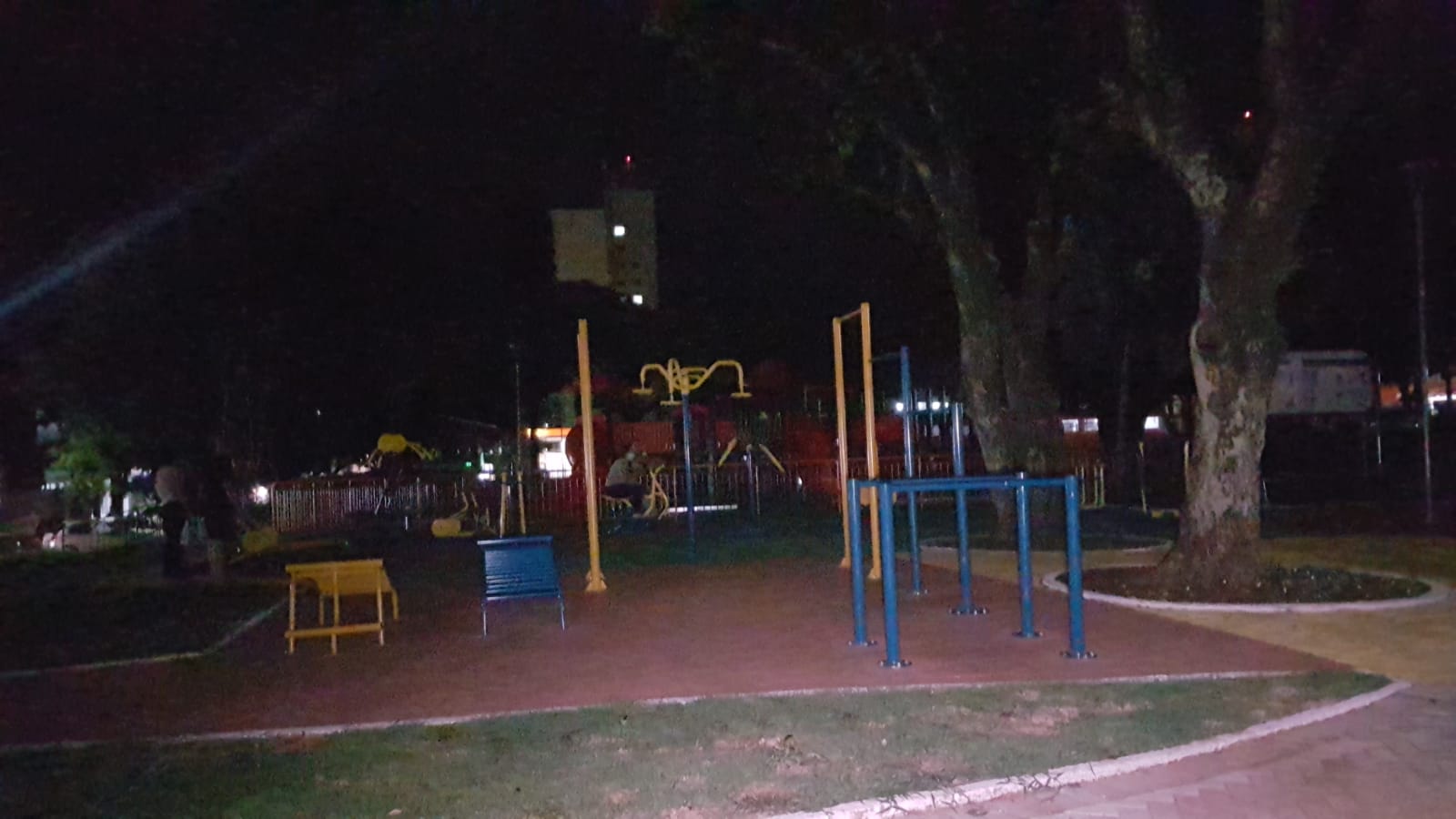 Praça Wilson Joffre tem queda de luz; feirinha do produtor acontece normalmente Praça Wilson Joffre tem queda de luz; feirinha do produtor acontece normalmente