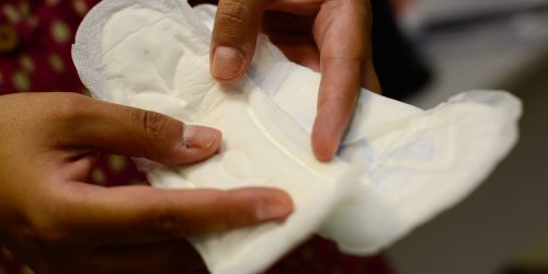Congresso derruba veto à distribuição de absorventes para estudantes Imagem referente a Congresso derruba veto à distribuição de absorventes para estudantes