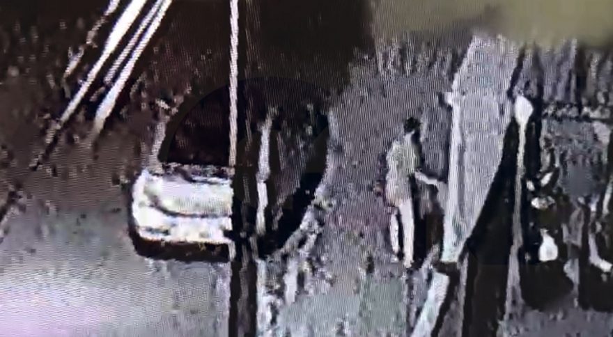 Imagens flagram rapaz virando latões de lixo propositalmente; moradora fica irritada