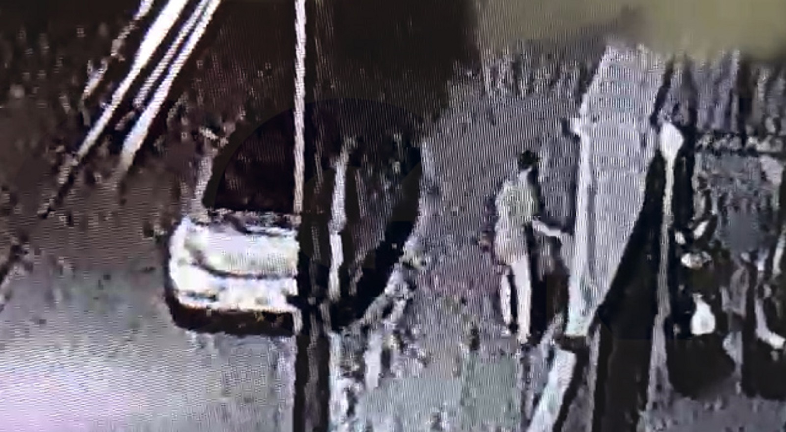 Imagens flagram rapaz virando latões de lixo propositalmente; moradora fica irritada