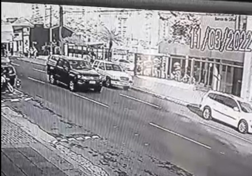 Vídeo mostra Biz batendo na traseira de Mobi na Rua Minas Gerais