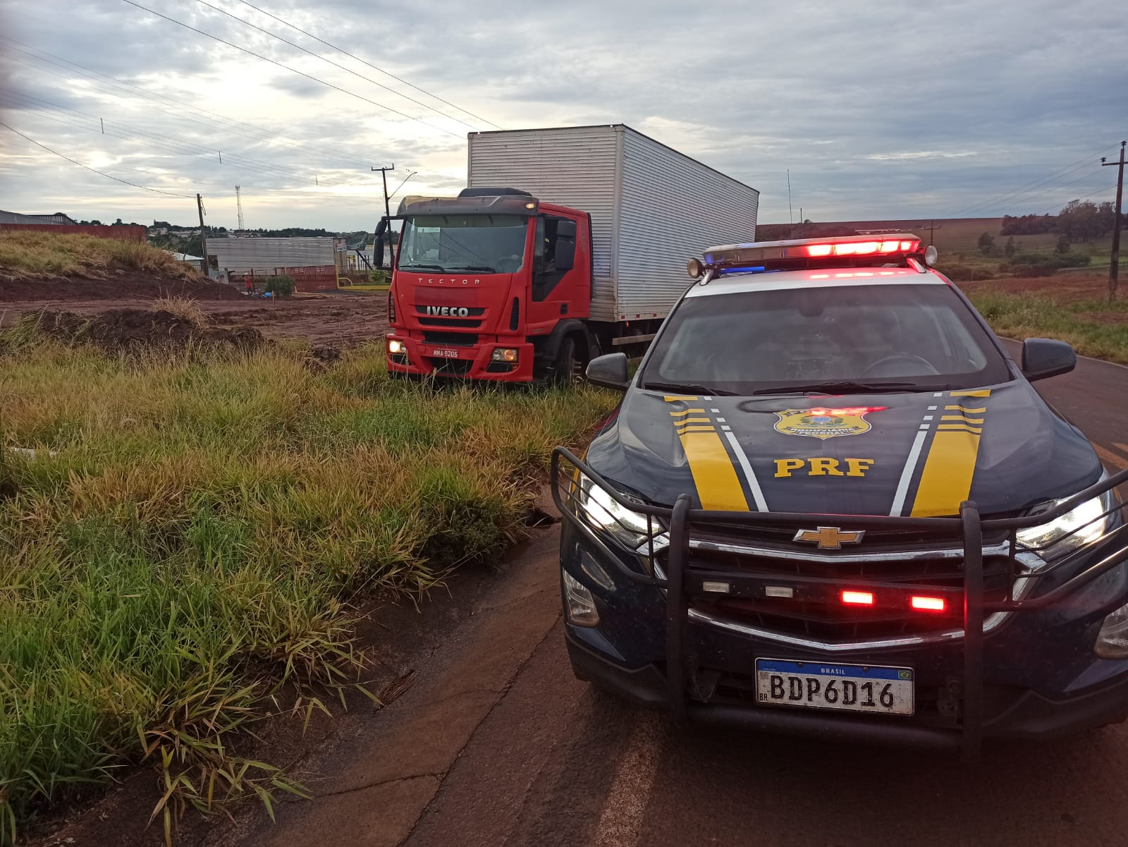 Contrabandista salta de caminhão em movimento no Paraná; assista
