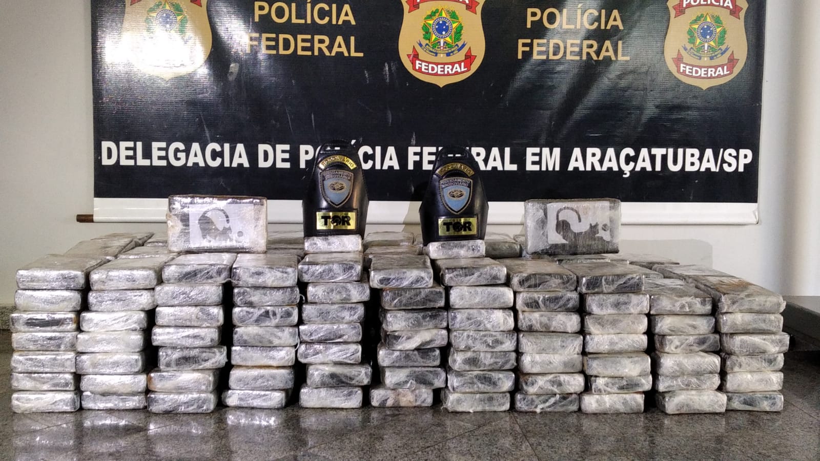 PM Rodoviária apreende 245 quilos de cocaína e prende motorista de caminhão
