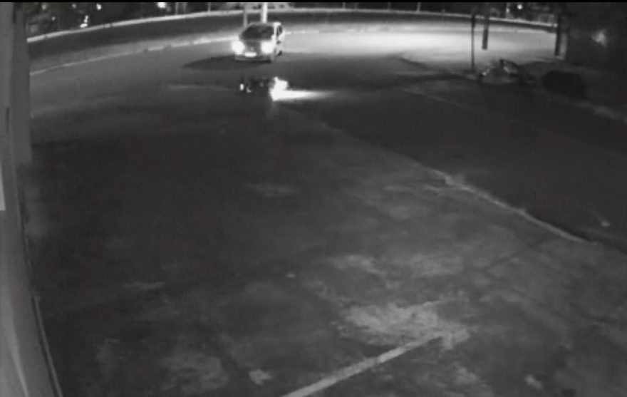 Câmera flagra colisão entre carro e moto nas Ruas Presidente Juscelino Kubitscheck e Curitiba