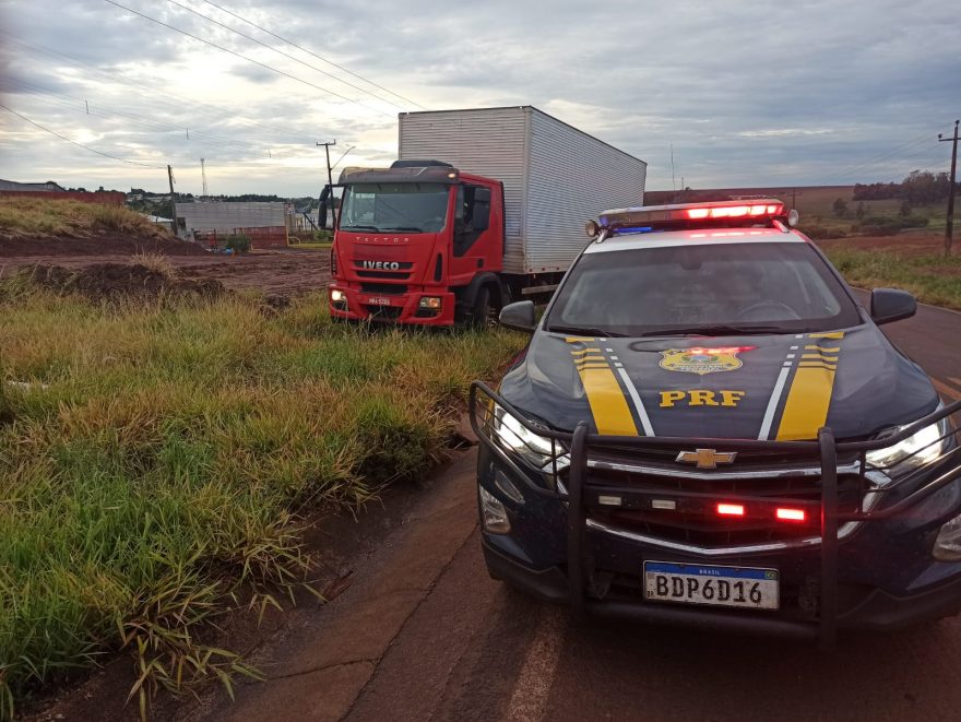PRF apreende 350 mil maços de cigarros contrabandeados em caminhão baú roubado