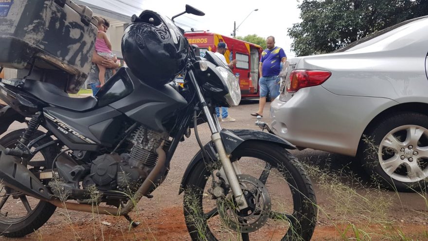 Após deslizar em mancha de óleo, motociclista sofre queda no Bairro São Cristóvão