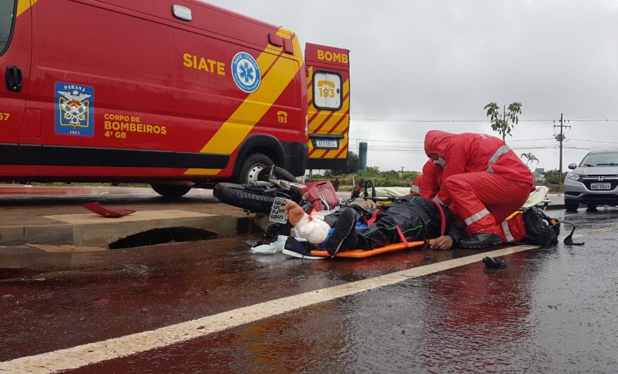 Motociclista sofre fratura aberta em tornozelo em colisão de trânsito no São Cristóvão